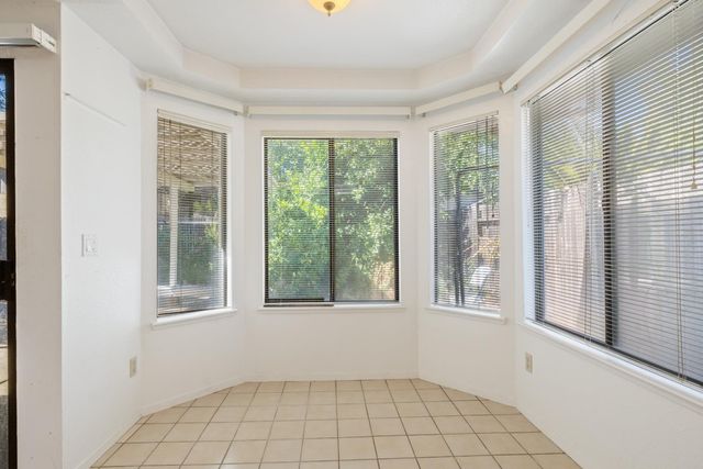 6113 Wolf Creek Ct, Elk Grove, CA 95758