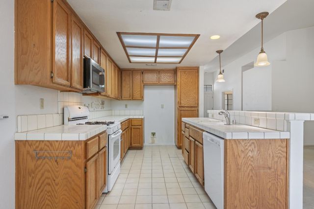 6113 Wolf Creek Ct, Elk Grove, CA 95758