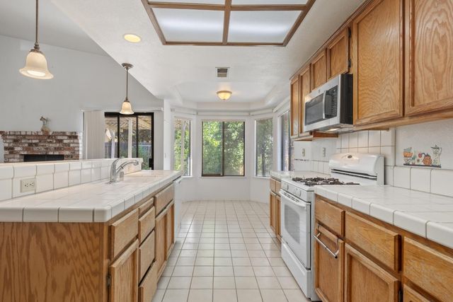 6113 Wolf Creek Ct, Elk Grove, CA 95758