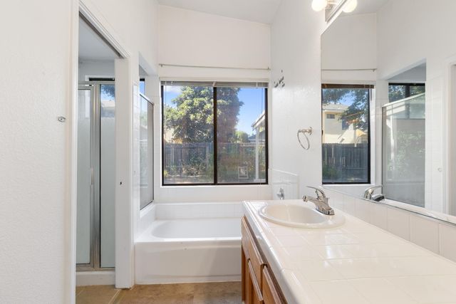 6113 Wolf Creek Ct, Elk Grove, CA 95758