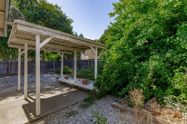 6113 Wolf Creek Ct, Elk Grove, CA 95758