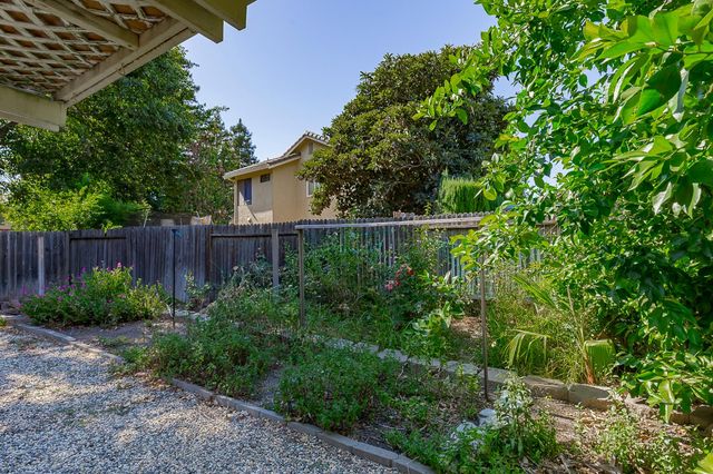 6113 Wolf Creek Ct, Elk Grove, CA 95758