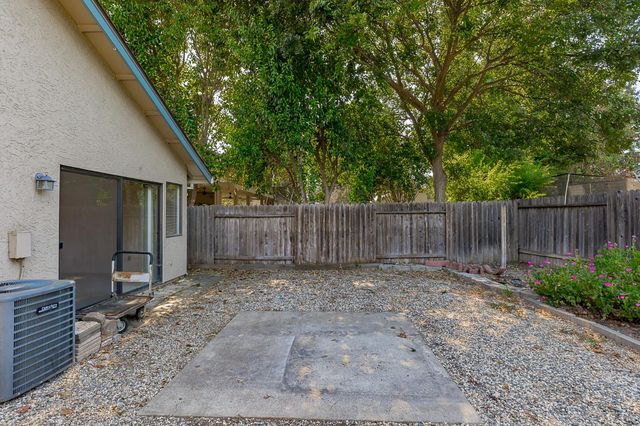 6113 Wolf Creek Ct, Elk Grove, CA 95758