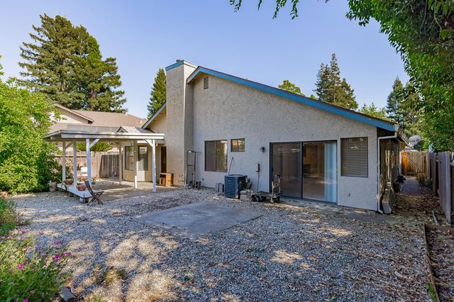 6113 Wolf Creek Ct, Elk Grove, CA 95758