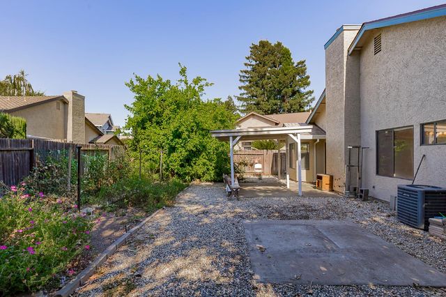 6113 Wolf Creek Ct, Elk Grove, CA 95758