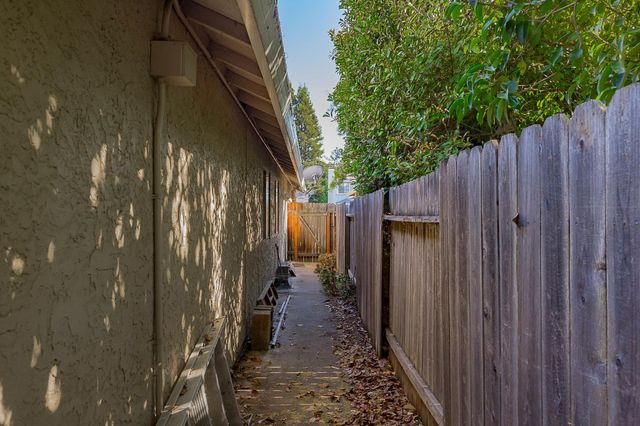 6113 Wolf Creek Ct, Elk Grove, CA 95758