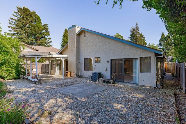 6113 Wolf Creek Ct, Elk Grove, CA 95758