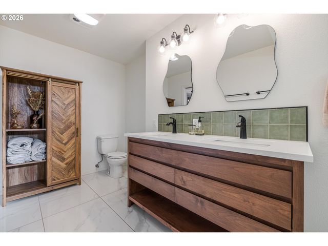 339 TELFORD Rd, Oregon City, OR 97045