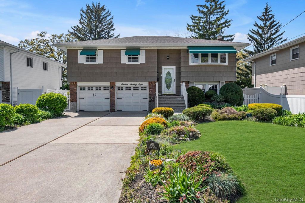 1678 Park Avenue, Merrick, NY 11566