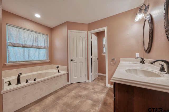 13523 Country Gln, Tyler, TX 75706