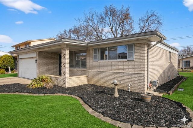 2995 Groves Drive, Sterling Heights, MI 48310
