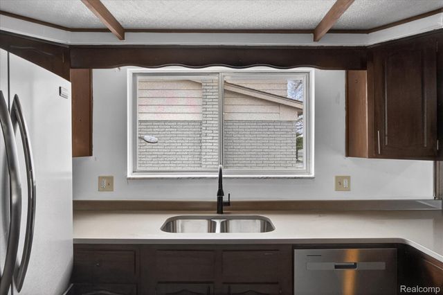 2995 Groves Drive, Sterling Heights, MI 48310