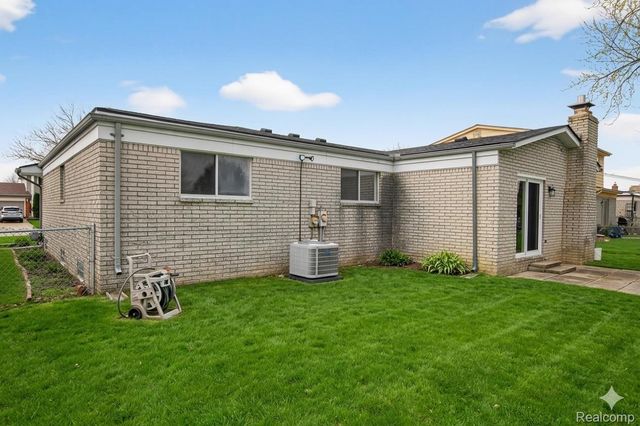 2995 Groves Drive, Sterling Heights, MI 48310
