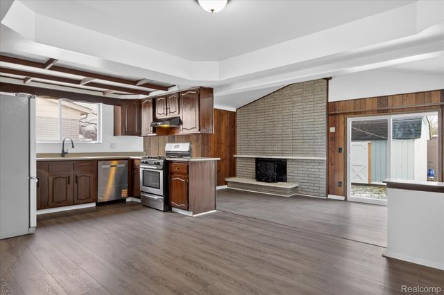 2995 Groves Drive, Sterling Heights, MI 48310