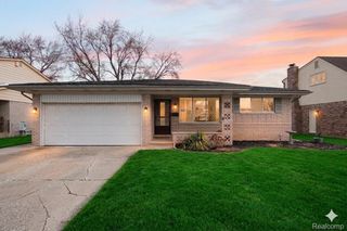 2995 Groves Drive, Sterling Heights, MI 48310