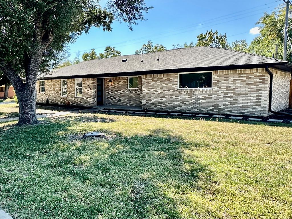 310 E 6th Street, Kaufman, TX 75142