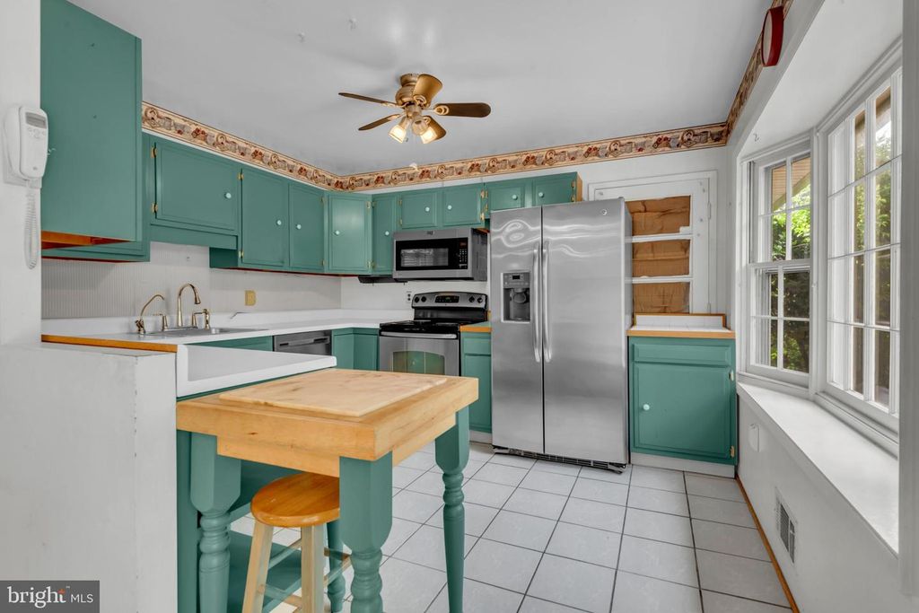 Image 15 of property listing at 1554 LONG POINT RD, Pasadena, MD 21122