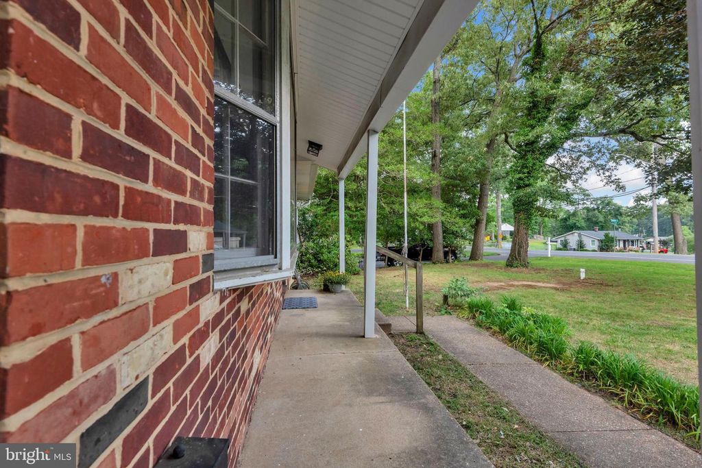 Image 5 of property listing at 1554 LONG POINT RD, Pasadena, MD 21122