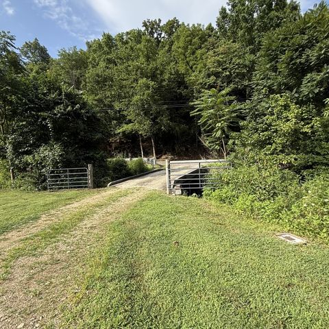 2625 Wartrace Hwy, Pleasant Shade, TN 37145
