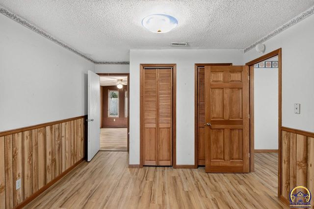 2530 SW Hillcrest RD, Topeka, KS 66614