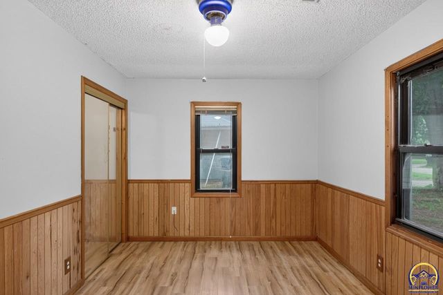 2530 SW Hillcrest RD, Topeka, KS 66614