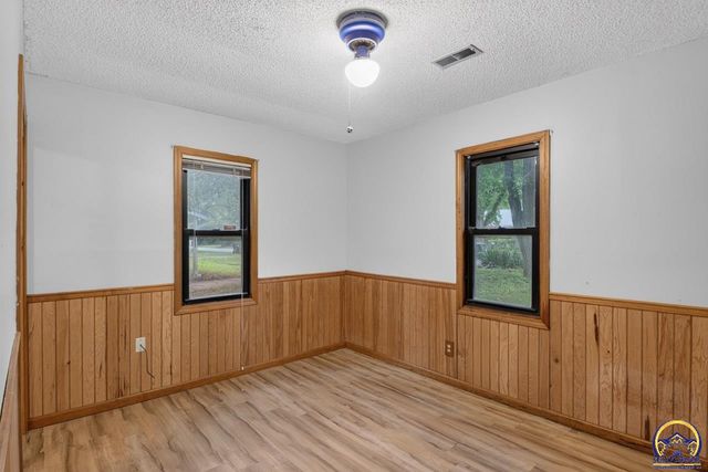 2530 SW Hillcrest RD, Topeka, KS 66614