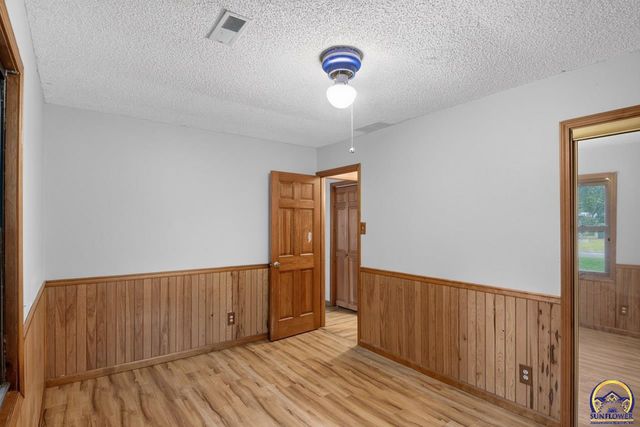 2530 SW Hillcrest RD, Topeka, KS 66614