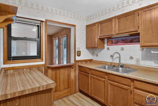 2530 SW Hillcrest RD, Topeka, KS 66614