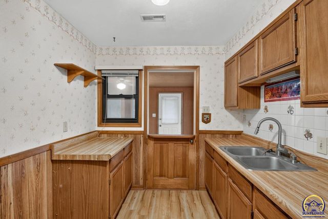 2530 SW Hillcrest RD, Topeka, KS 66614