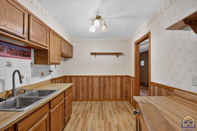 2530 SW Hillcrest RD, Topeka, KS 66614