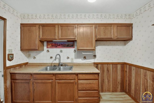 2530 SW Hillcrest RD, Topeka, KS 66614