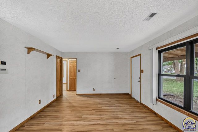 2530 SW Hillcrest RD, Topeka, KS 66614