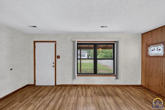 2530 SW Hillcrest RD, Topeka, KS 66614