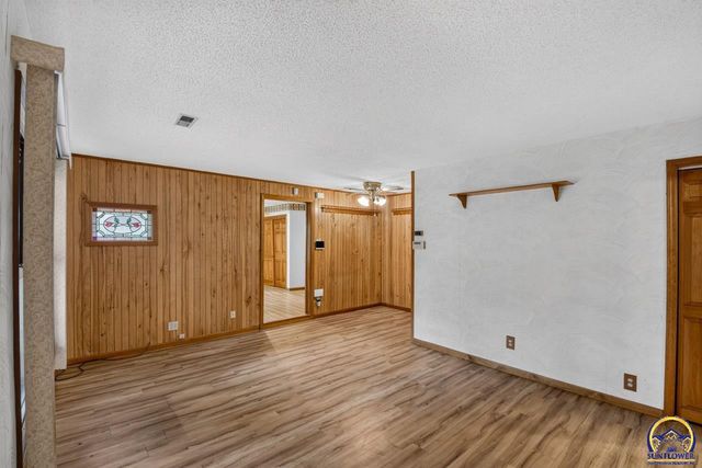 2530 SW Hillcrest RD, Topeka, KS 66614