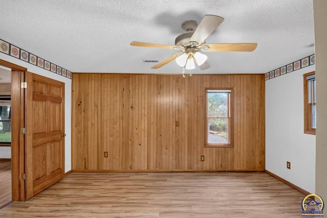 2530 SW Hillcrest RD, Topeka, KS 66614