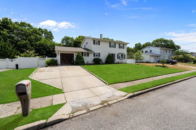 25 Harvey Lane, Ronkonkoma, NY 11779