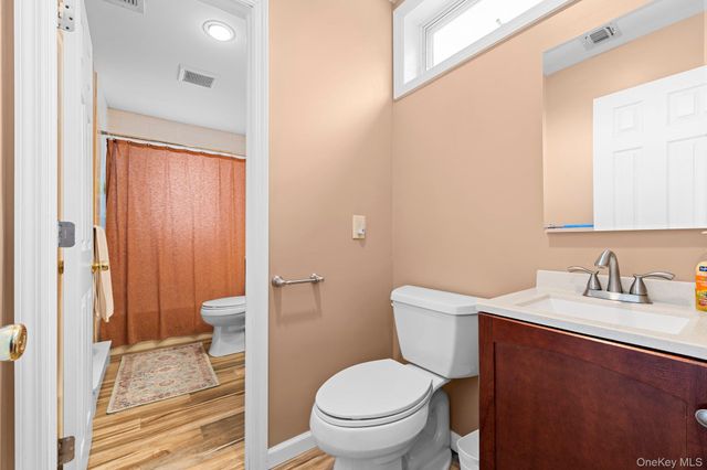 25 Harvey Lane, Ronkonkoma, NY 11779