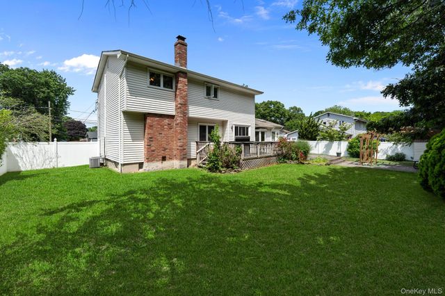 25 Harvey Lane, Ronkonkoma, NY 11779