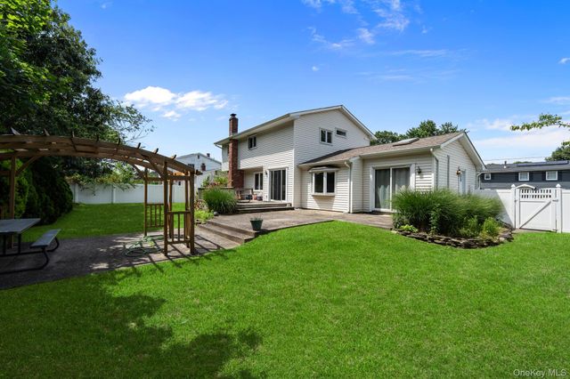 25 Harvey Lane, Ronkonkoma, NY 11779