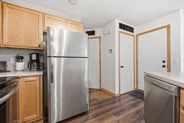 8630 Quarry Ridge Lane C, Woodbury, MN 55125