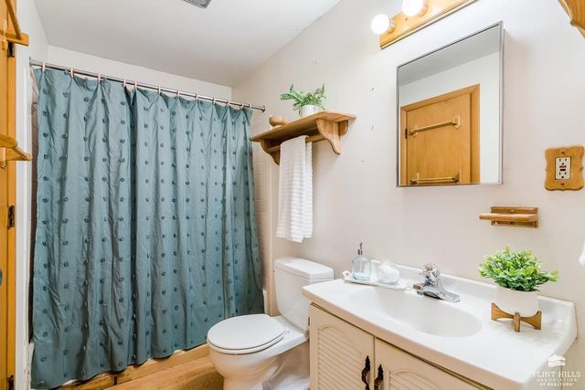 946 Mission Avenue, Manhattan, KS 66502