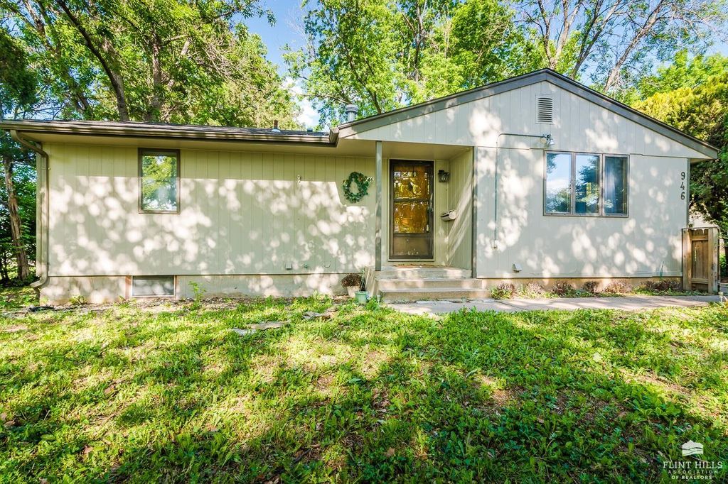 946 Mission Avenue, Manhattan, KS 66502
