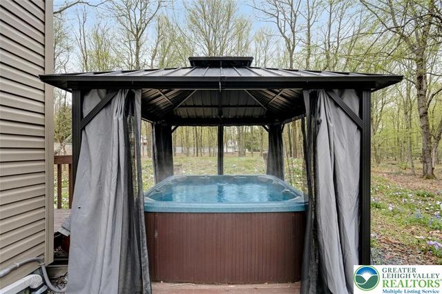 8 Wahoo Court, Penn Forest Twp, PA 18210