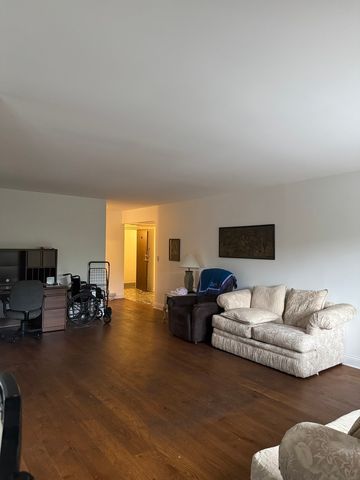 9374 Landings Lane 201, Des Plaines, IL 60016