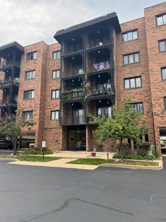 9374 Landings Lane 201, Des Plaines, IL 60016