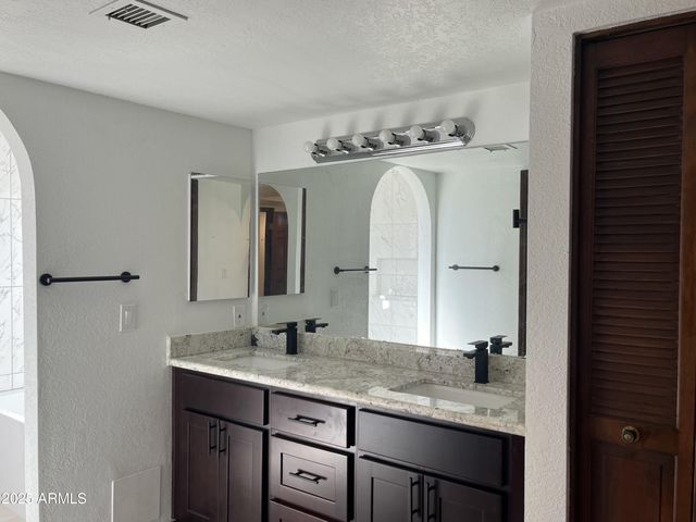 1923 W Nopal Circle, Mesa, AZ 85202