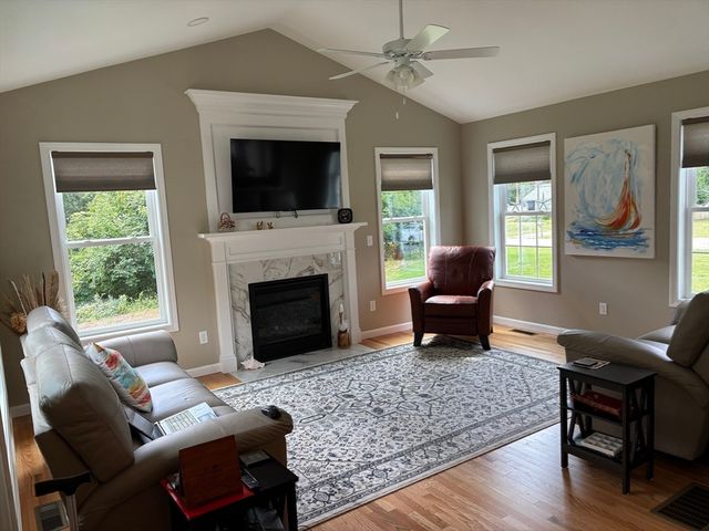 41 Clapp Rd, Rochester, MA 02770