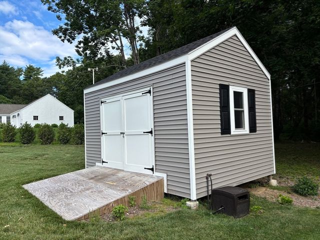 41 Clapp Rd, Rochester, MA 02770