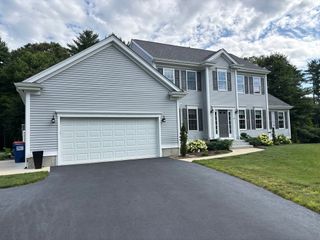 41 Clapp Rd, Rochester, MA 02770