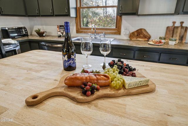 2489 Upper Middle Creek Road, Sevierville, TN 37876